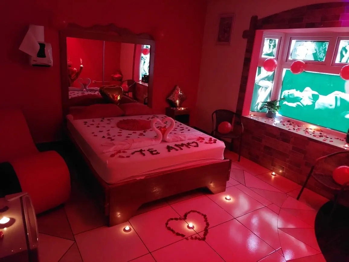 Cuerto con luces rojas, cama y rosas decorativas